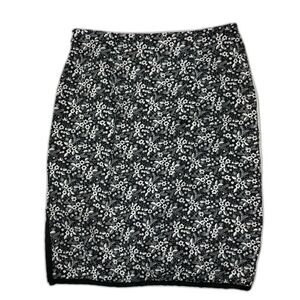 Intriguing Threads black and white floral skirt size 4 Petite